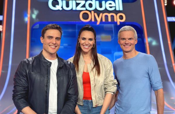 Bild 1 von 2: Moderatorin Esther Sedlaczek (M.) mit den Kandidaten des Teams \