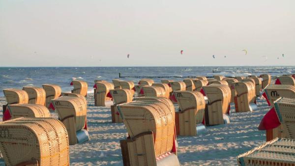 Bild 1 von 3: Hinter der Urlaubsidylle lauert Gefahr: Kaum sichtbar unter der Wasseroberfläche verrotten Tausende Tonnen Weltkriegsmunition - direkt vor den Stränden der Ostsee.