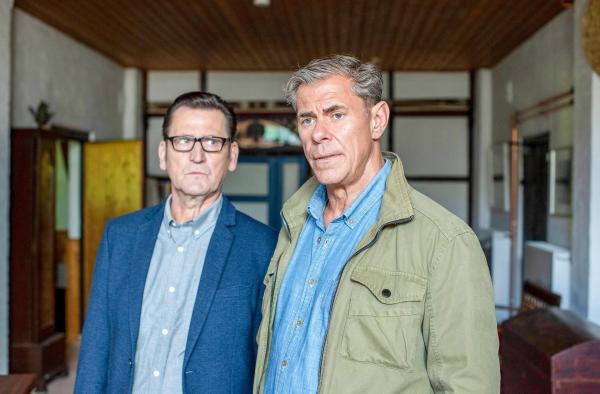 Bild 1 von 8: Im Bild: Finn Kiesewetter (Sven Martinek, r.) zweifelt vor seinem Kollegen Lars Englen (Ingo Naujoks, l.) an der Aussage der Wohngruppenleiterin Marianna.