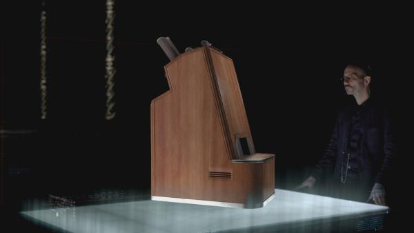 Bild 1 von 2: Mark Benecke untersucht ein sogenanntes Pedoskop, welches im zwanzigsten Jahrhundert in vielen Kinderschuhgeschäften eingesetzt wurde, um eine optimale Passform zu ermitteln.