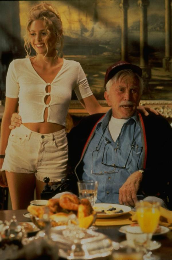 Bild 1 von 11: Hat es die attraktive Krankenschwester Molly (Olivia d'Abo, l.) auf das Erbe des gebrechlichen Millionärs Joe (Kirk Douglas, r.) abgesehen? Sie gibt sich jedenfalls reichlich Mühe dem gebrechlichen Mann zu gefallen und seine Familie auszustechen ...