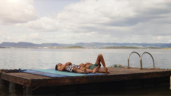 Bild 1 von 6: Verbringen einen unbeschwerten Sommer am Strand ihrer Heimatgemeinde Oslo-Holmlia: Elias (Sam Ashraf, l.) und sein bester Freund Benjamin (Emil Sesay Stenseth, r.).