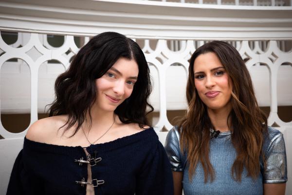 Bild 1 von 5: Lorde (l.) und Salwa Houmsi (r.)