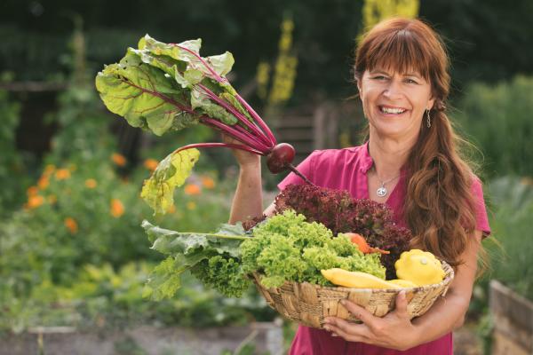 Bild 1 von 6: Moderatorin Sabrina Nitsche mit frisch geerntetem Sommergemüse.