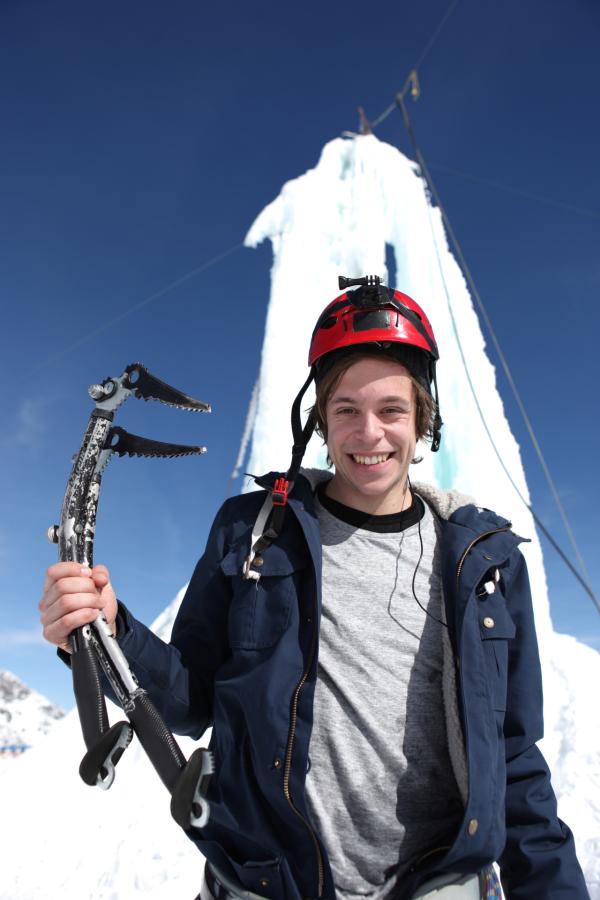 Bild 1 von 4: Checker Tobi beim Eisklettern
