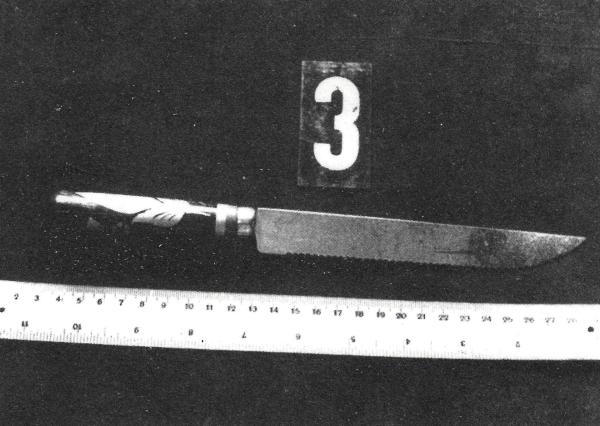 Bild 1 von 4: Ein Serienmörder schlägt ab 1982 immer wieder in Halle-Neustadt zu. Die Polizei sichert das Tatwerkzeug.