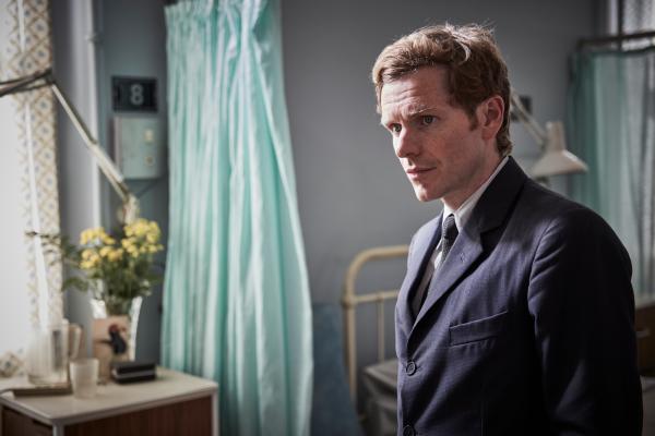 Bild 1 von 8: Endeavour Morse (Shaun Evans) ermittelt im Cowley Krankenhaus. Dort sind in letzter Zeit ungewöhnlich viele Patienten zu Tode gekommen.