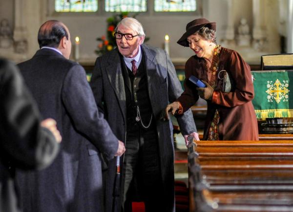 Bild 1 von 12: Im Bild (v.li.): David Suchet (Hercule Poirot), Eric Sykes (Mr. Fullerton).