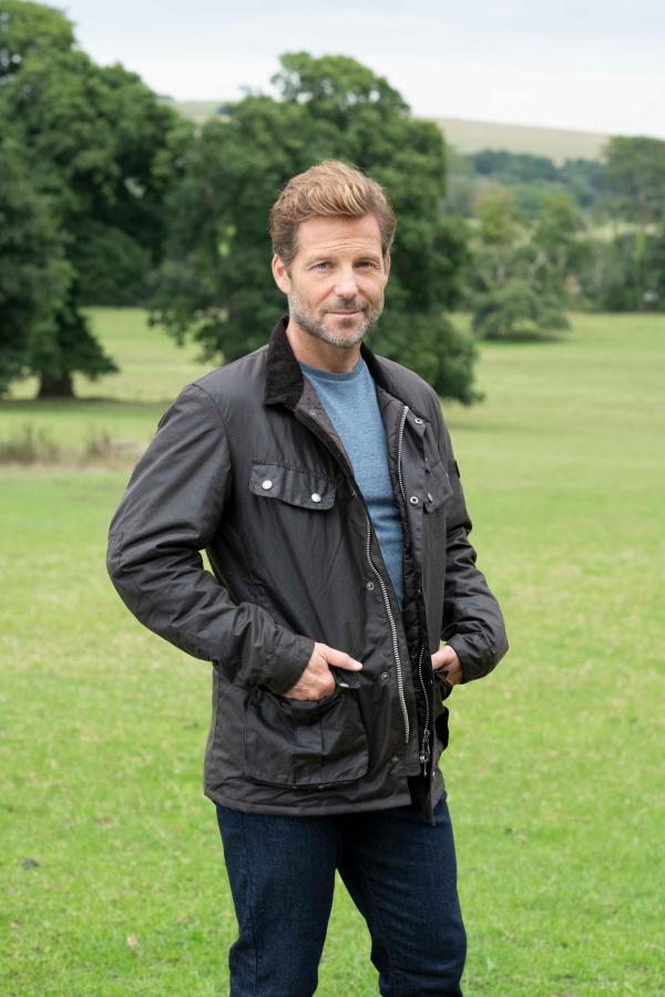 Bild 1 von 5: Archie (Jamie Bamber), der Geschäftspartner und Ex-Verlobte von Martha, bereitet Humphrey immer wieder Kopfzerbrechen.