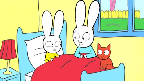 Bild 1 von 3: Franz (l.) und Simon (M.) überlegen, was sie nach dem Aufstehen am liebsten spielen wollen. Auch Kater Oskar (r.) soll beim Spielen mitmachen.