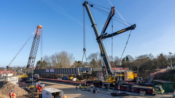Bild 1 von 2: Im Einsatz für diesen Hub bei Flensburg sind zwei gigantische Mobilkrane, einer mit Teleskopausleger, der bis zu 750 Tonnen heben kann und einer mit Gittermast, der maximal 550 Tonnen schafft. Eine ganze Nacht dauert der Aufbau der zwei Krane.