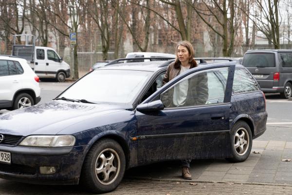 Bild 1 von 4: Fabia (Katja Bürkle) reicht es: Sie braucht endlich das Geld zurück, das sie Rowena geliehen hat.