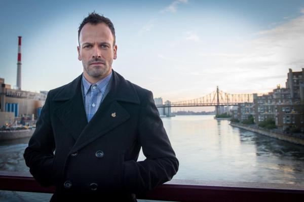 Bild 1 von 18: Ein neuer Fall wartet auf Sherlock Holmes (Jonny Lee Miller) ...