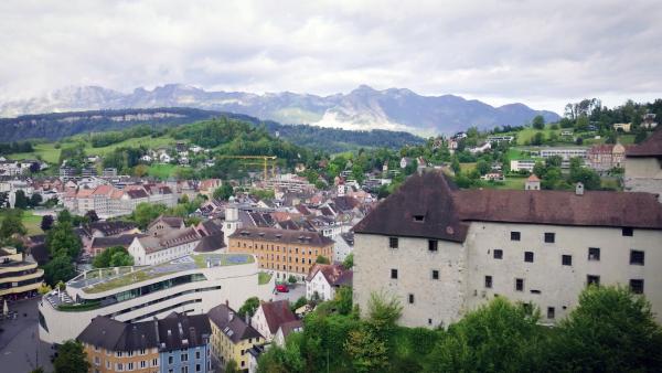 Bild 1 von 3: Im Bild: Feldkirch - Über der Stadt thront die Schattenburg.