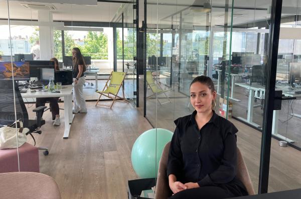 Bild 1 von 3: Ceyda (re.) arbeitet als Grafikdesignerin in einer Werbeagentur.