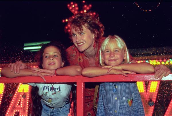 Bild 1 von 9: Im Bild: Lotte Kovarik (Alexandra Sommerfeld, mi.) ist mit ihrer Tochter Barbara (Miriam Drews, li.) und Nichte Ines Kunz (Barbara Ringel, re.) im Wiener Wurstelprater.