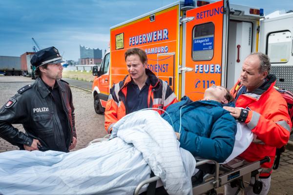 Bild 1 von 9: Dr. Haase (Fabian Harloff, 2.v.l.) gibt Mattes (Matthias Schloo, l.) eine erste Einschätzung zu seinem Patienten Tobias Blum (Franz Hartwig, 2.v.r.), der in einem Kühllaster eingesperrt wurde.