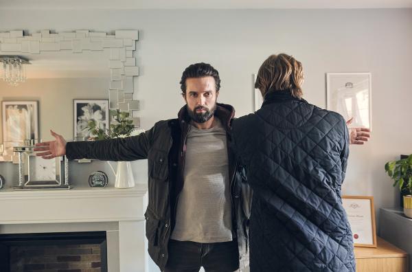 Bild 1 von 2: Auf der Suche nach dem Beweisstück in Kierans (Emmet J. Scanlan, li.) Haus wird er auch selbst durchsucht und vernommen.