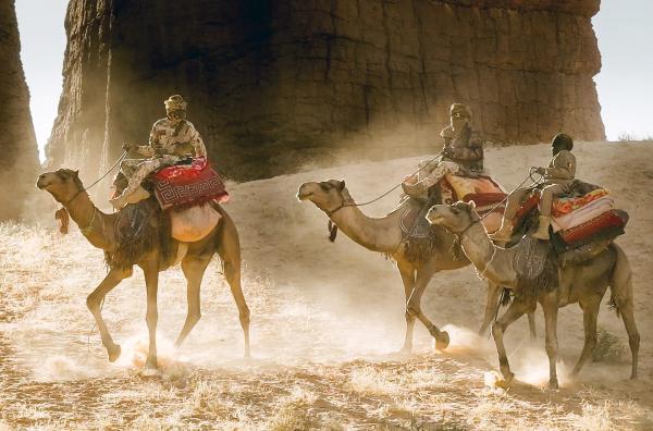 Bild 1 von 2: Ranger patrouillieren auf Kamelen durch das Ennedi-Massiv. Kamele können wochenlang ohne einen Tropfen auskommen. Endlich am Wasser, trinken sie bis zu 200 Liter auf einmal.