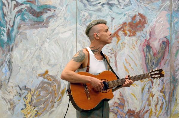 Bild 1 von 3: In dieser Folge von ?Sounds Like Art? tritt Asaf Avidan in der Modernen Galerie in Saarbrücken auf.