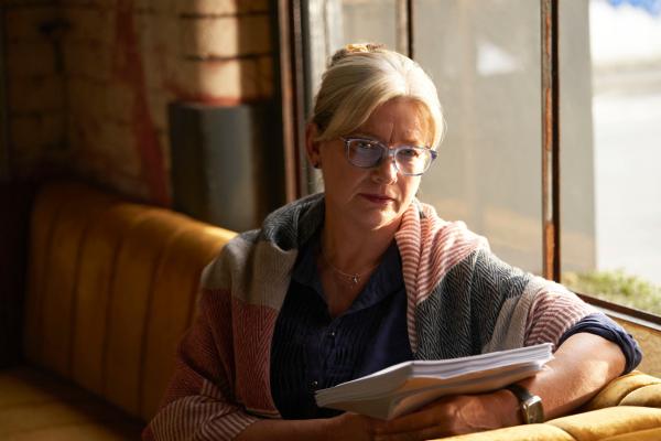 Bild 1 von 3: Die Agentin Valerie (Kerry Fox) erkennt Talent, wenn sie es sieht. Deshalb macht sie einer aufstrebenden Autorin ein verlockendes Angebot.