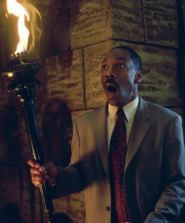 Bild 1 von 25: Der Immobilienmakler Jim Evers (EDDIE MURPHY - Dr. Dolittle) wollte sich mit seiner Familie auf dem gemeinsamen Ausflug eigentlich nur schnell noch ein Haus ansehen. Als die Evers sich aber dem vermeintlichen Herrenhaus gegenüber sehen, erwartet sie eine unheimliche Villa voller düsterer Geheimnisse. Sie treffen nicht nur auf den mysteriösen Eigentümer und seinen Butler, sondern auch auf ein paar ganz und gar nicht irdische Bewohner. Schon bald befinden sich Jim und seine Familie zwischen 999 Geistern, die durch einen geheimnisvollen Fluch an die Villa gebunden sind und nur von den Lebenden erlöst werden können. Somit beginnt eine abenteuerliche Suche nach der Ursache für diesen Fluch, der Geister und Menschen durch das Diesseits und Jenseits führt ...
