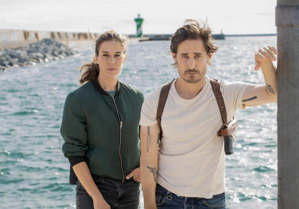 Bild 1 von 22: Im Bild: Ermittlungen in Barcelona: Kommissar Xavi Bonet (Clemens Schick, re.) und seine Kollegin Fina Valent (Anne Schäfer) im Einsatz.