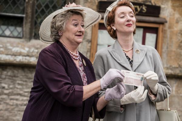 Bild 1 von 5: Mrs McCarthy (Sorcha Cusack, l.) und Margaret Cartwright (Elizabeth Berrington, r.) präsentieren stolz den Scheck, der es ermöglicht, jedem Kind in Kembleford ein Buch aus der mobilen Bücherei kostenlos zur Verfügung zu stellen.