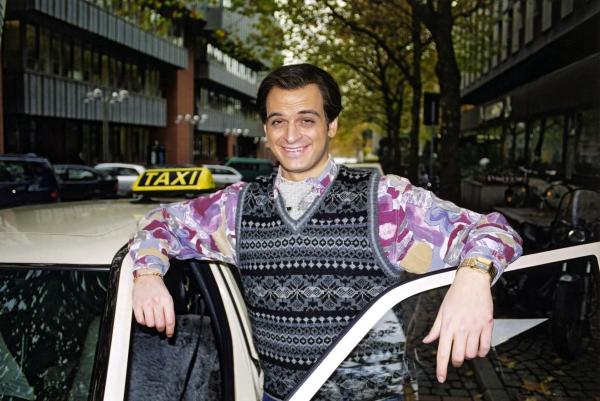 Bild 1 von 13: Der sympathische Inder Ranjid (Kaya Yanar) mit dem Dauerlächeln versucht es diesmal als Taxifahrer in Köln.