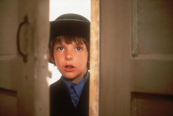 Bild 1 von 9: Auf dem Bahnhof in Philadelphia wird der 8-jährige Sam (Lukas Haas) einziger Zeuge eines Mordes ...
