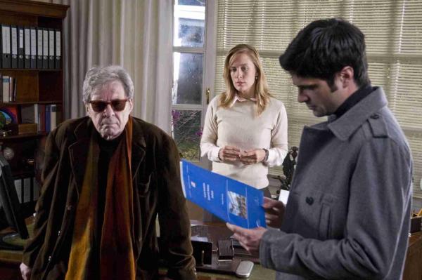 Bild 1 von 24: Die Analyse der Anrufe auf dem Handy des Toten bringt eine neue Person ins Spiel: Sylvia Hosak (Lilian Klebow, M.), die Haushälterin des blinden Unternehmers (Ezard Haußmann, l.). Seit Monaten telefonierte sie ständig mit dem verlorenen Sohn. Zunächst vermutet Andreas (Maximilian Grill, r.), dass sie seine Komplizin bei der Abzocke des reichen Vaters war ...