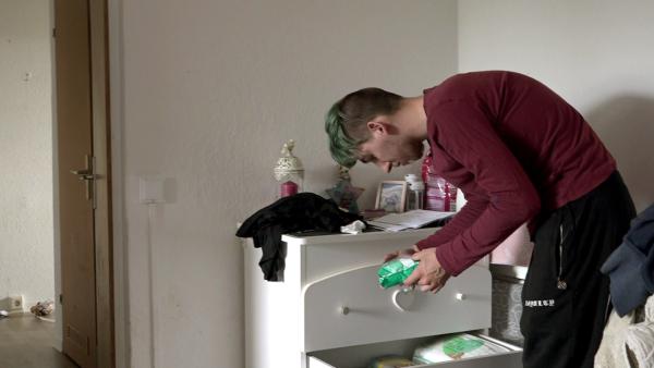 Bild 1 von 2: Jasmin und ihr Sohn Lennox wohnen seit ein paar Wochen im Mutter-Kind-Heim, was für Papa Maik bedeutet, dass er sich ganz allein um den Haushalt kümmern muss.