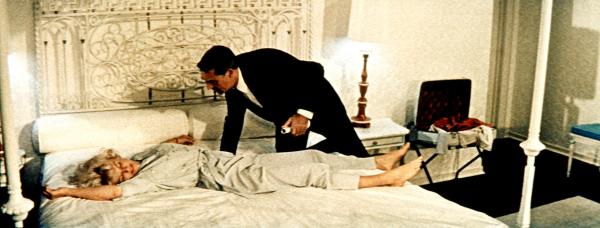 Bild 1 von 10: Voll wie eine Haubitze: Philip Shayne (Cary Grant) findet Cathy Timberlake (Doris Day) völlig betrunken in ihrem Apartment vor.