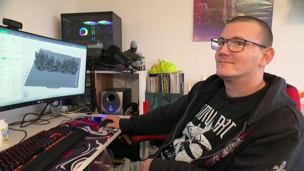 Bild 1 von 5: Mike versucht mit seinem 3D-Druck-Projekt neue Perspektiven zu schaffen. Doch kann die Idee die Familie aus der nächsten Krise führen?