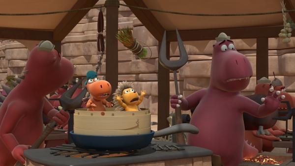 Bild 1 von 6: Der kleine Drache Kokosnuss und Matilda haben sich ihren Besuch im Fressdrachendorf anders vorgestellt.  Statt das verschwundene Feuergras zurückzubekommen sind sie jetzt als Beilage im Suppenkessel gelandet.