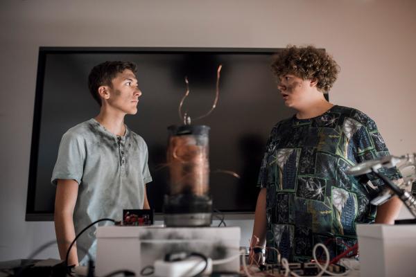 Bild 1 von 21: Die Lernpaten Kasimir (Sinan El Sayed, li.) und Nick (Michael Schweisser, re.) sollen zusammen einen Physikvortrag meistern. Ein Team aus Einsteiner und Sportler scheint keine gute Idee zu sein.