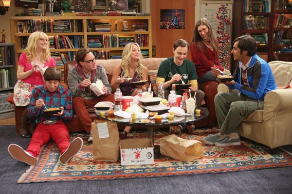 Bild 1 von 11: Endlich wieder alle vereint: Bernadette (Melissa Rauch, l.), Howard (Simon Helberg, 2.v.l.), Sheldon (Jim Parsons, 3.v.r.), Leonard (Johnny Galecki, 3.v.l.), Penny (Kaley Cuoco, M.), Raj (Kunal Nayyar, r.) und Amy (Mayim Bialik, 2.v.r.) ...