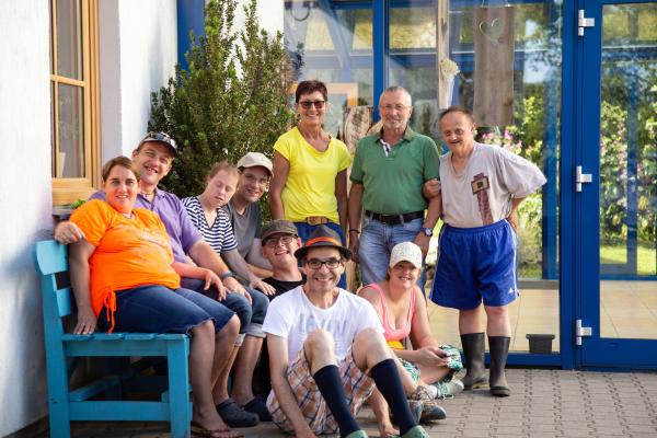 Bild 1 von 6: Rosemarie und Josef Liebl (stehend) mit WG-Bewohnern.