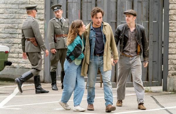 Bild 1 von 15: Stefan wird nach seiner Verhaftung durch die Stasi von Franka und Daks am Gefängnis abgeholt. Im Foto (v.l.): Franka (Janina Fautz), Stefan (Ferdinand Lehmann), Daks (Timur Bartels)