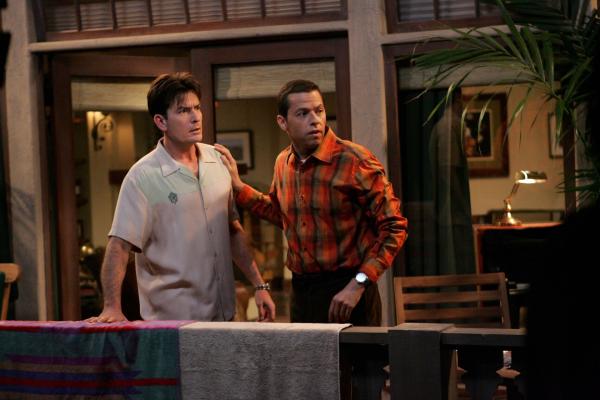 Bild 1 von 9: Charlie (Charlie Sheen, l.) versucht, sich mit exzessivem Glücksspiel, Alkohol und vielen Frauen darüber hinwegzuhelfen, dass er die Hochzeit mit Mia abgesagt hat, um seinen Bruder Alan (Jon Cryer, r.) nicht auf die Straße setzen zu müssen ...