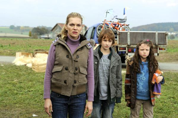 Bild 1 von 1: Die Töpferin Teresa (Anna Loos) und ihre beiden Kinder Max (Felix Steitz) und Lisa (Mercedes Jadea Diaz) haben unverletzt einen schweren Unfall überstanden.