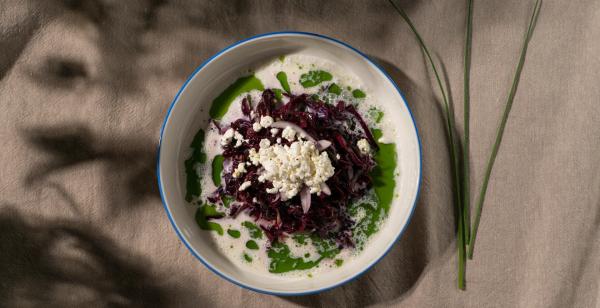 Bild 1 von 6: Blaukraut mal ganz anders: Als leichten, frischen Salat. Hüttenkäse und leuchtend grünes Schnittlauchöl passen nicht nur optisch perfekt zum knackigen Rotkohl.