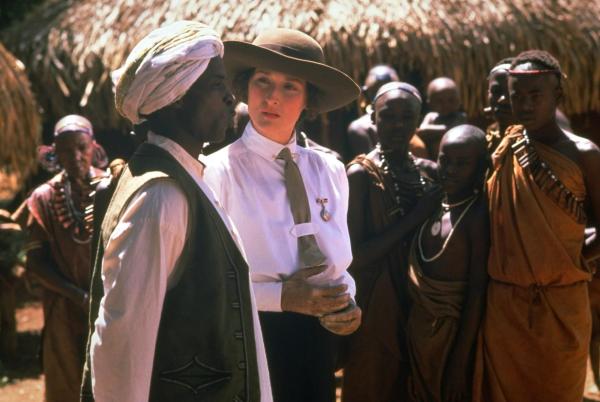 Bild 1 von 5: Karen Blixen (Meryl Streep, M.) erzählt Farah (Malick Bowens, l.) von ihrem Plan, eine Schule für Eingeborene aufzubauen.