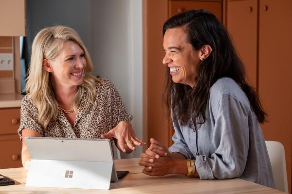 Bild 1 von 8: April Brown (l.); Sarah Sklash (r.)