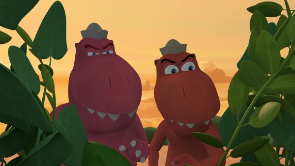 Bild 1 von 5: Die Fressdrachen Trutjan und Trutbert lauern Kokosnuss im Gebüsch auf.