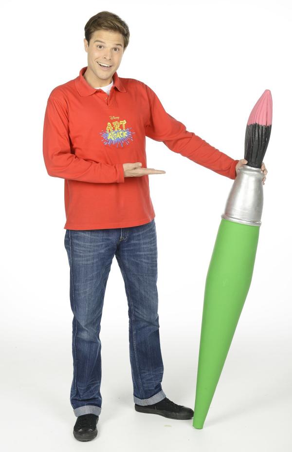 Bild 1 von 14: Stifte, Kleber, fertig, los! Das große Basteln beginnt wieder - mit brandneuen Folgen von Art Attack. Moderator Nicolás Artajo führt die kleinen Zuschauer in seine bunte Bastelwelt und verwandelt Alltagsgegenstände in tolle Kunstwerke. Er zeigt, wie man mit wenigen Hilfsmitteln wunderschöne Projekte umsetzt. Damit seine Zuschauer es ihm gleichtun können, wird jeder Handgriff genau erklärt. Schritt für Schritt zeigt Disney Art Attack, wie man aus unscheinbaren Haushaltsgegenständen wie leeren Küchenpapierrollen, Pappkartons, leeren Joghurtbechern und Zeitungspapier die tollsten Sachen zaubert. Dabei wird nicht nur die Fantasie der kleinen Zuschauer angeregt, auch die kreativen und motorischen Fähigkeiten werden gefördert. Nicolás hat sich auch für die elfte Staffel wieder einiges vorgenommen: Neben Big-Band-Instrumenten, einer Piratentaverne aus Holzstäbchen oder dreidimensionalen Hügelbildern und einem Lenker-Clown für den Roller oder das Fahrrad werden auch fliegende Topfpflanzen nachgebastelt.