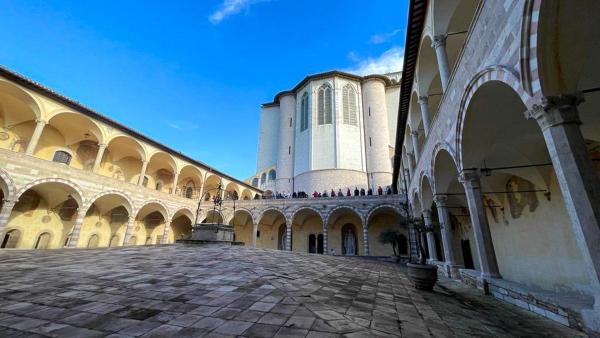 Bild 1 von 13: Im Bild: Innenhof vom Kloster mit dem Blick auf die Basilika San Francesco.