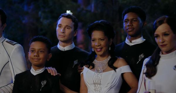 Bild 1 von 10: (v.l.n.r.) Ty Finn (Kai Wener); Isaac (Mark Jackson); Dr. Claire Finn (Penny Johnson Jerald); Marcus Finn (BJ Tanner); Lieutenant Commander Talla Keyali (Jessica Szohr)