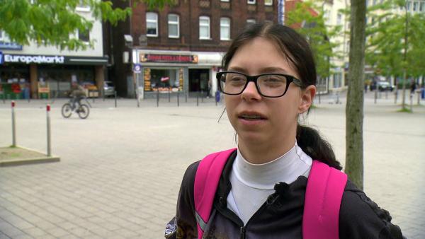 Bild 1 von 4: Michelle (16) fiebert ihrem ersten Tag in der Berufsschule entgegen.