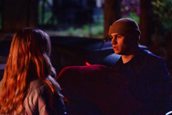 Bild 1 von 6: Louis (Spike E. Fearn) ist überfordert mit der Situation: Zia (Carla Woodcock) zeigt ihm, dass sie immer noch Interesse an ihm hat, doch er hat sich in der Zwischenzeit in seinen Arbeitskollegen Kyle verguckt.